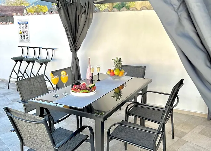 Holiday Home With Swimming Pool & Jacuzzi * Mijaca