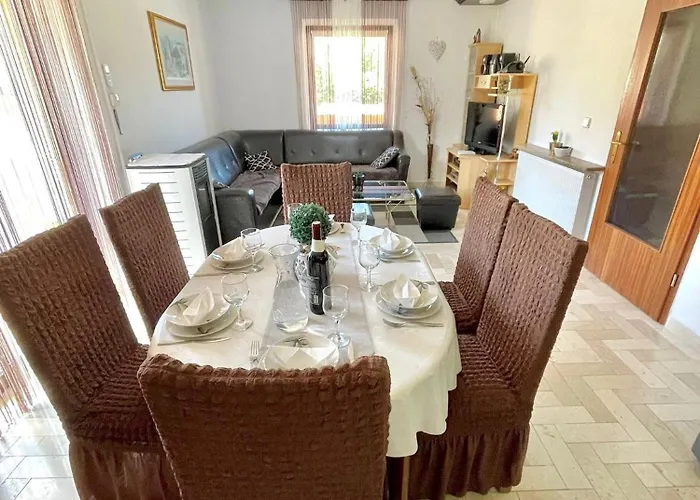 Holiday Home With Swimming Pool & Jacuzzi Mijaca