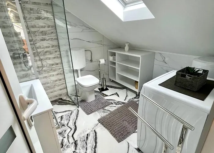 Holiday Home With Swimming Pool & Jacuzzi *