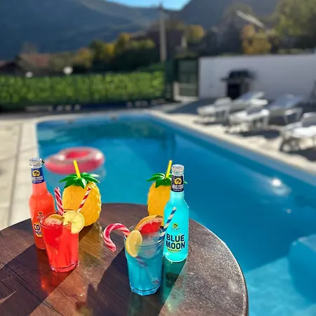 Hébergement de vacances With Swimming Pool & Jacuzzi