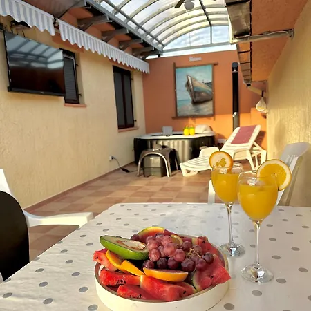 Hébergement de vacances With Swimming Pool & Jacuzzi *
