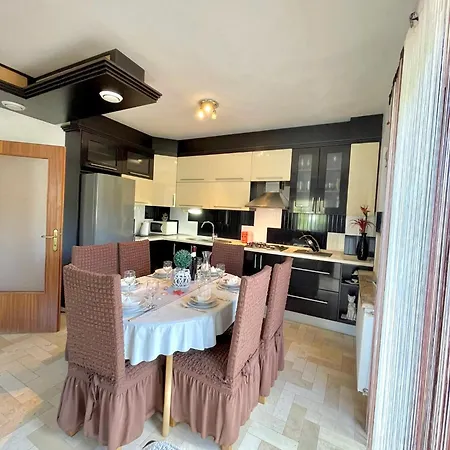 Hébergement de vacances With Swimming Pool & Jacuzzi
