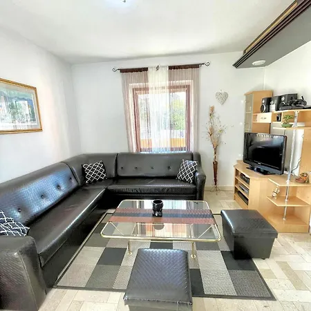 Hébergement de vacances With Swimming Pool & Jacuzzi Mijaca