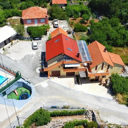 With Swimming Pool & Jacuzzi Будинок відпочинку *