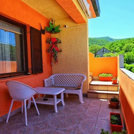 Hébergement de vacances With Swimming Pool & Jacuzzi Mijaca