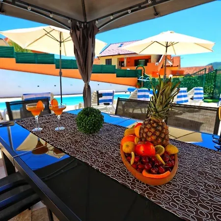 With Swimming Pool & Jacuzzi Hébergement de vacances