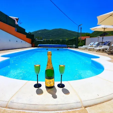 Будинок відпочинку With Swimming Pool & Jacuzzi *