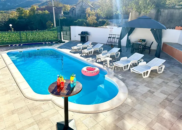 Holiday Home With Swimming Pool & Jacuzzi * Mijaca